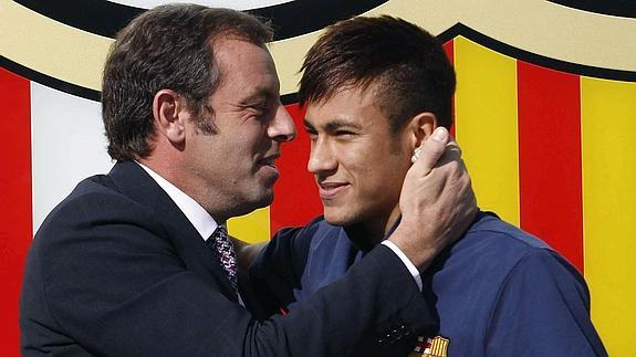 Neymar (d), junto a Rosell (i) en su presentación.