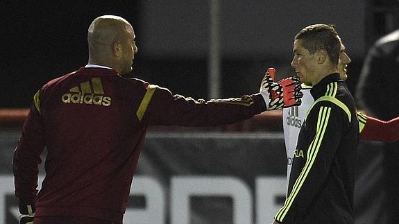 Reina intenta animar a Torres. 