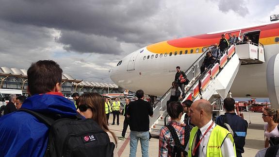 Los jugadores de la selección bajan del avión.