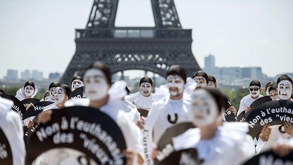 Un grupo de personas muestra su rechazo a la eutanasia. 