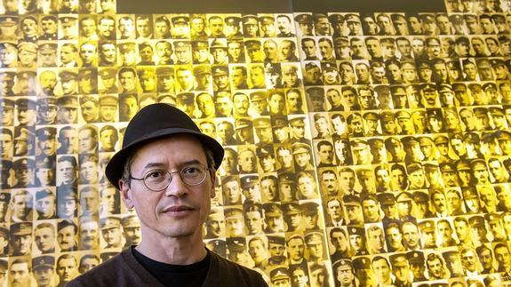 Joe Sacco posa ante un memorial de los caídos en la batalla de Somme, en el norte de Francia