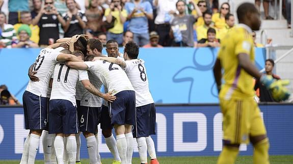 Benzema realiza un disparo.Los galos celebran el tanto de Pogba. 