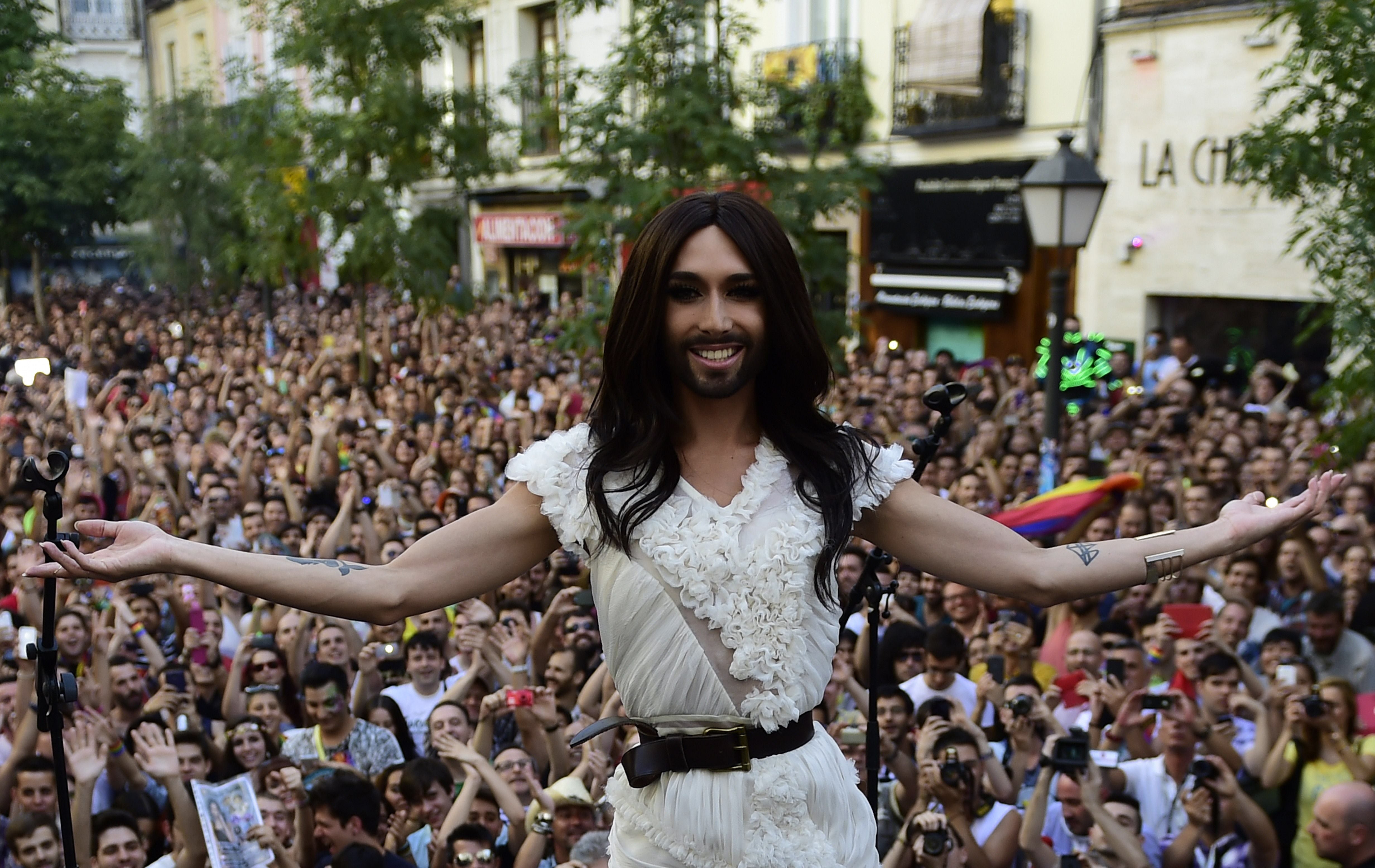 Conchita canta en directo durante el pregón del Orgullo