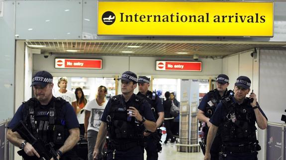 Policías patrullando en el aeropuerto de Heathrow. 