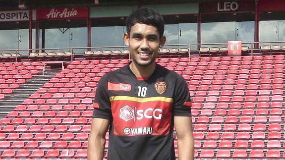 Teerasil Dangda posa en el estadio del Muangthong United de Bangkok. 