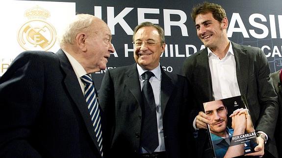 Di Stéfano (i), Florentino Pérez (c) y Casillas (d). 