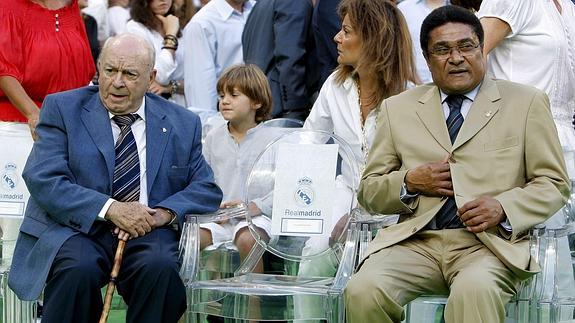 Di Stéfano (i) y Eusebio (d), en la presentación de Cristiano Ronaldo en el Bernabéu. 