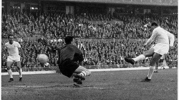 Di Stéfano chuta un balón como jugador del Real Madrid. 