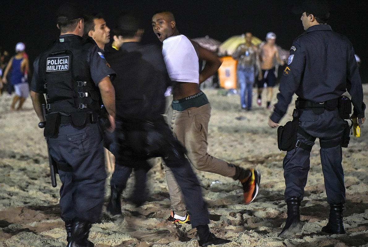 Un hombre es detenido por la policía en Rio de Janeiro. 