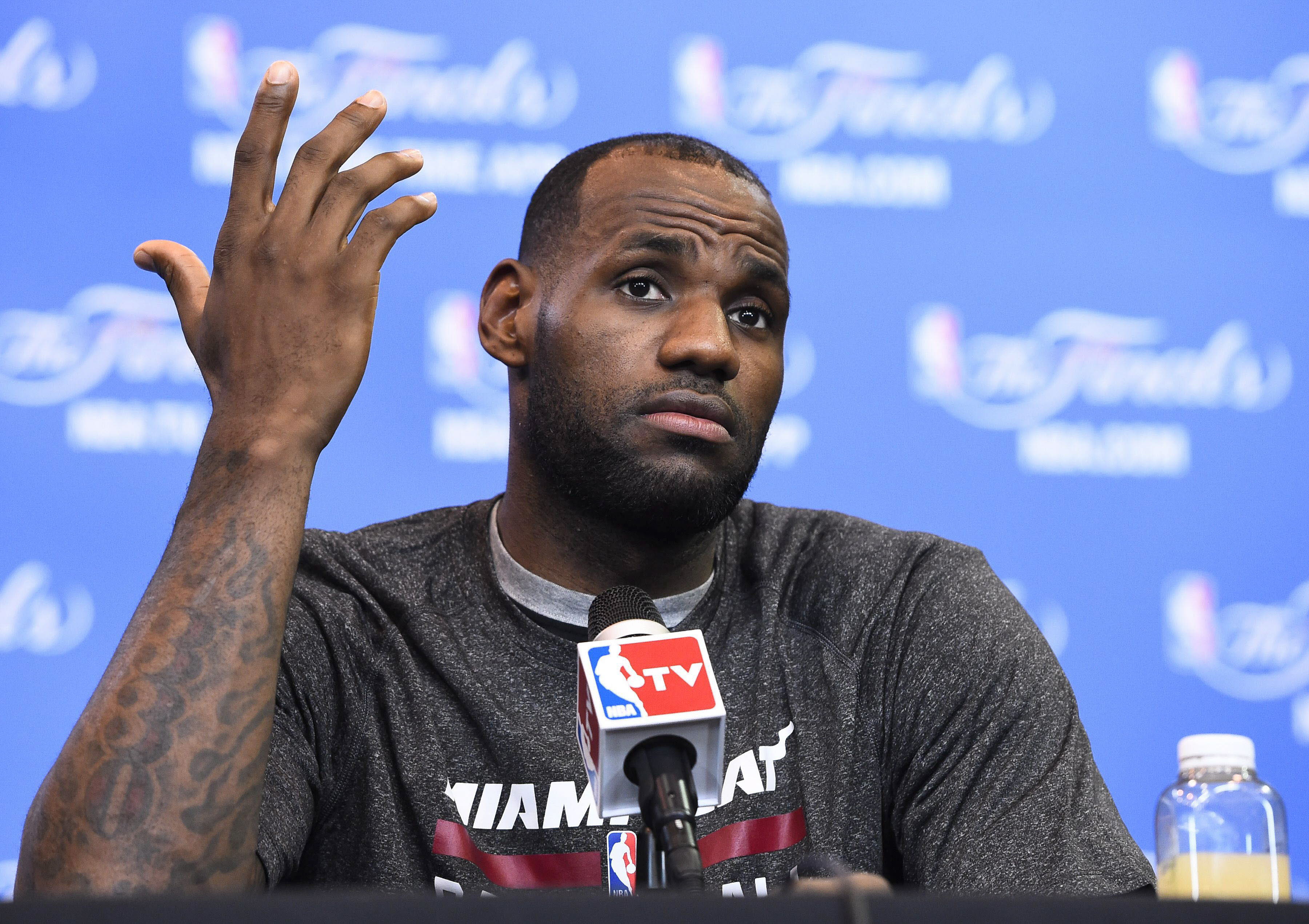 LeBron James atiende a los medios antes de las Finales de la NBA. 