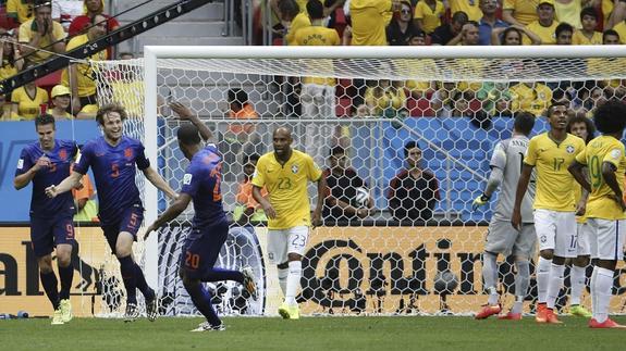 Blind celebra el segundo tanto holandés. 