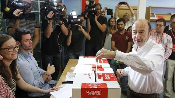 Alfredo Pérez Rubalcaba ha votado hoy en la Agrupación Socialista de Majadahonda. 