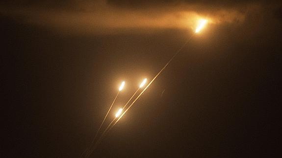 Vista de cohetes lanzados desde la Franja de Gaza hacia ciudades israelíes