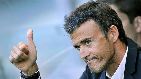 Luis Enrique sentado en el banquillo de la Roma. 