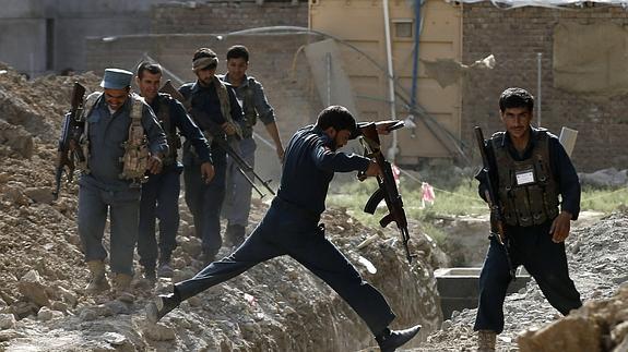 Policías afganos llegan al aeropuerto de Kabul.