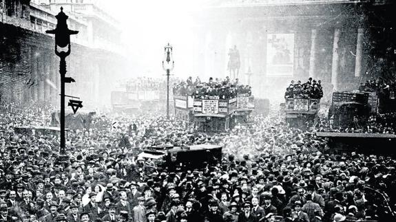 Miles de londinenses festejan en noviembre de 1918 el armisticio frente al edificio de la Bolsa. 