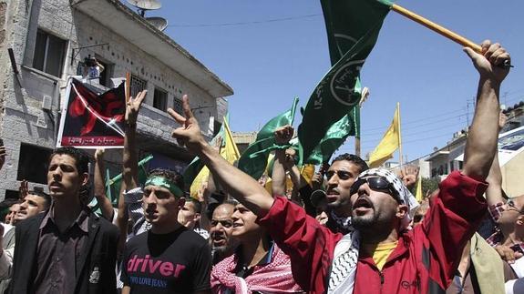 Decenas de jordanos participan en una protesta contra los ataques israelíes sobre Gaza. 