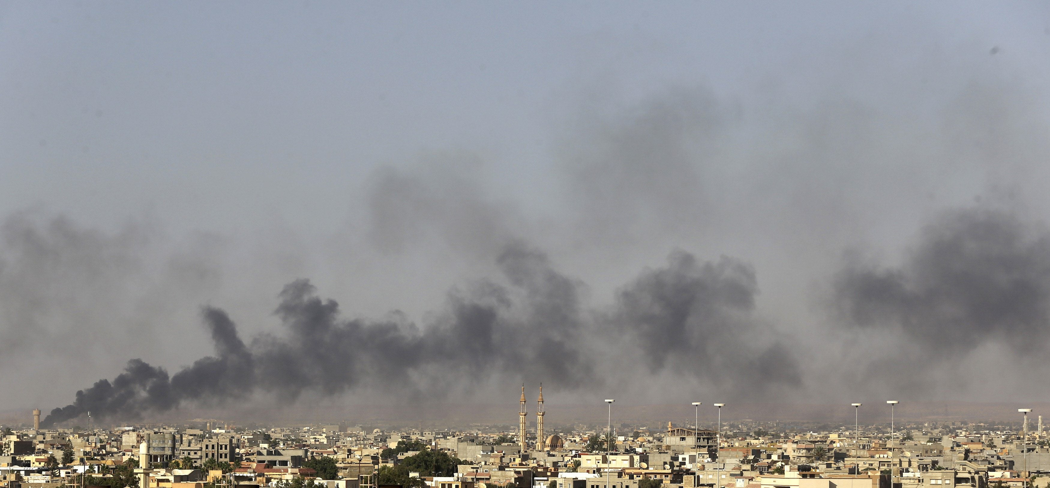 Una columna de humo, provocada por varias explosiones en el centro de Bengasi. Reuters