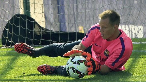 Ter Stegen detiene un balón durante un entrenamiento. 