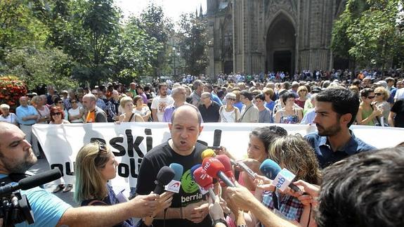 Pernando Barrena, durante la concentración de Sortu hoy en San Sebastián. EFE/Javier Etxezarreta