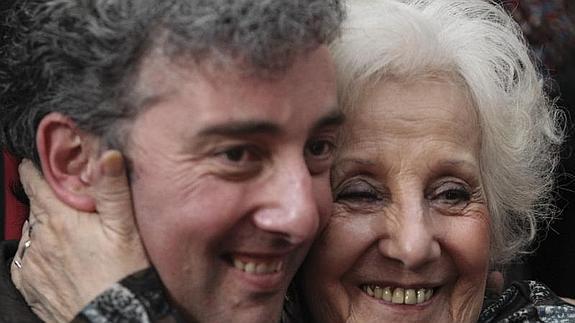 Guido con su abuela Estela Carlotto