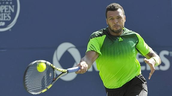 Tsonga golpea la bola durante la final del Masters 1000 de Toronto. 