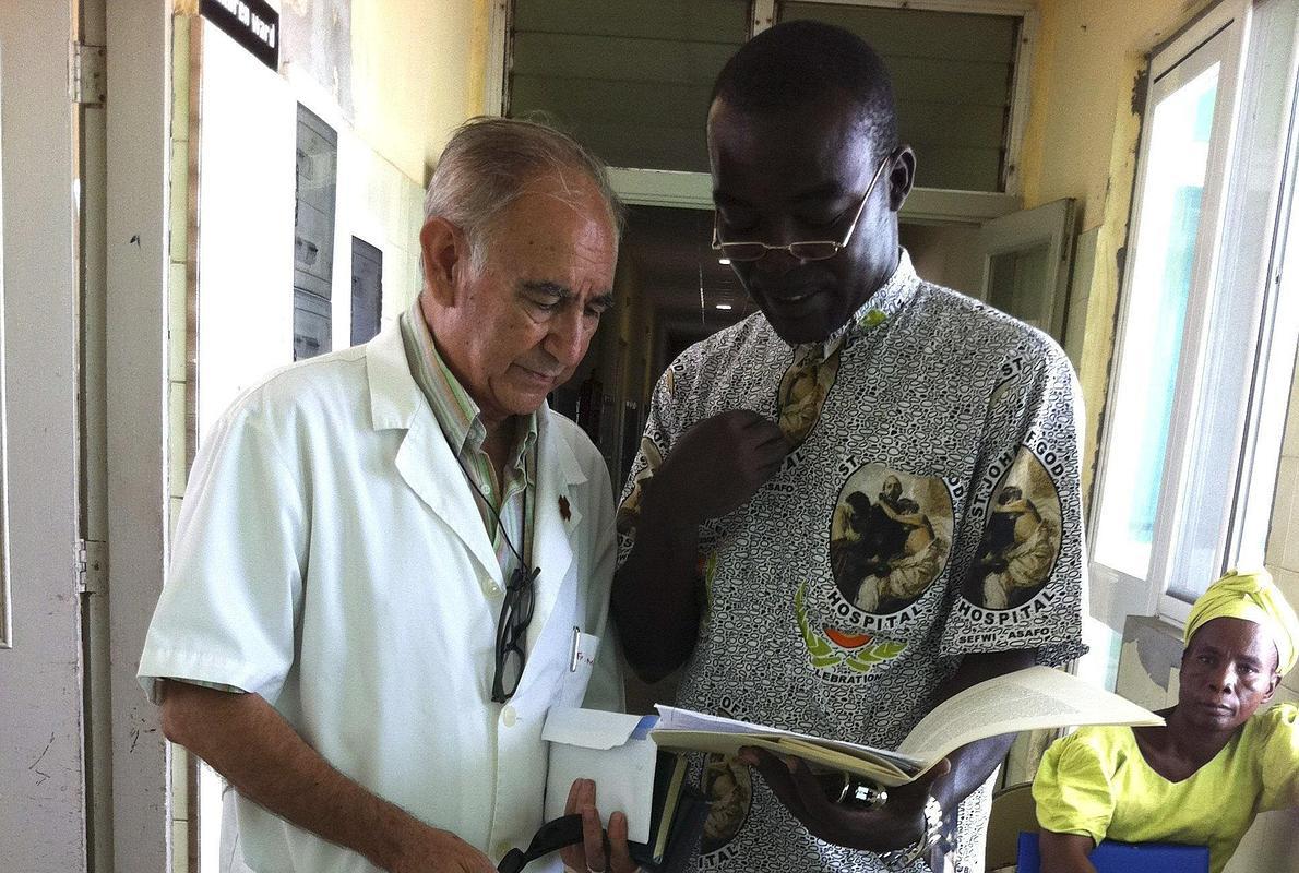 El padre Miguel Pajares, junto al religioso de Ghana George Combey en Monrovia (Liberia).