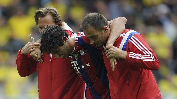 Javi Martínez se retira del campo lesionado. 