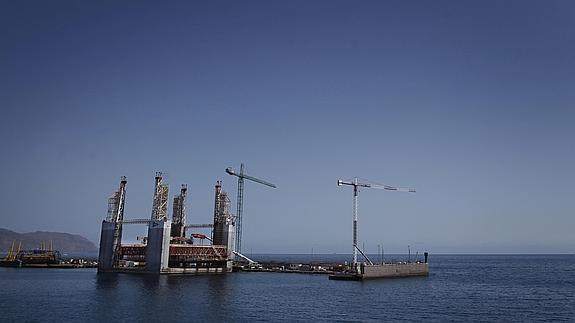 Plataforma de Repsol, frente a la costa de Tenerife. 