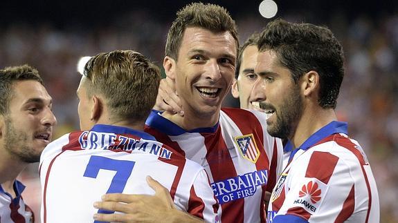 Mandzukic celebra su gol con sus compañeros. 