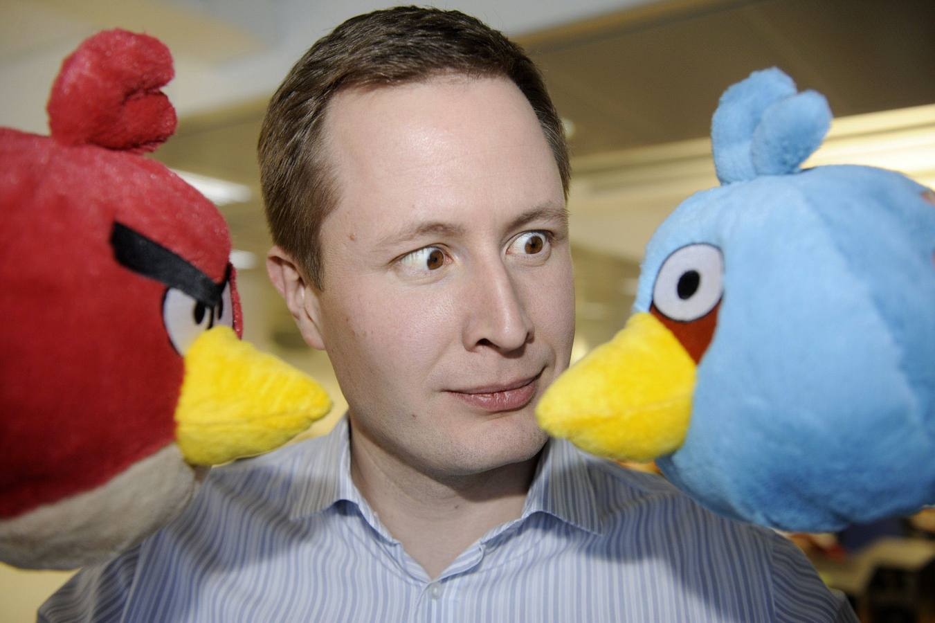 El jefe ejecutivo de Rovio, con dos peluches de 'Agry Birds'. 