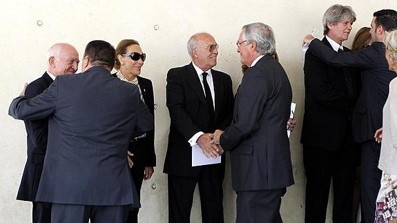 El alcalde de Barcelona, Xavier Trias, saluda a los familiares de Pertegaz.