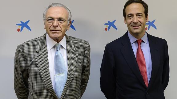 Isidre Fainé, presidente de Caixabank, posa con el presidente ejecutivo Gonzalo Gortazar.