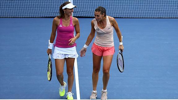 Hingis (i) y Pennetta, durante un partido en Nueva York. 