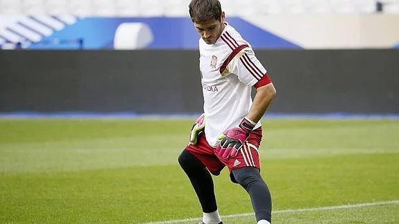 Casillas estira en el entrenamiento previo al amistoso contra Francia. 