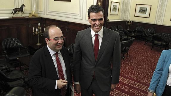 El primer secretario del PSC, Miquel Iceta, conversa con el secretario general del PSOE, Pedro Sánchez. 