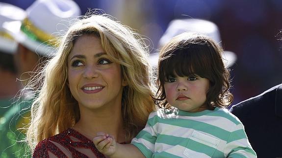 La cantante colombiana con su hijo Milan durante la ceremonia de clausura del Mundial de Brasil 2014. 