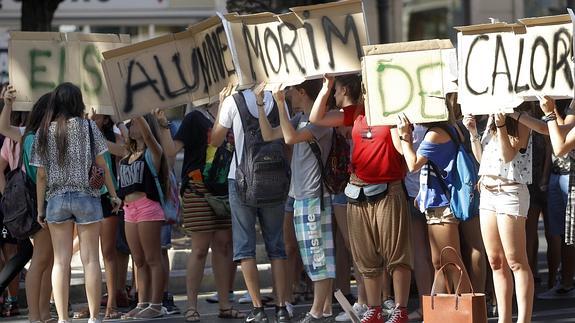 Alumnos, protestando.