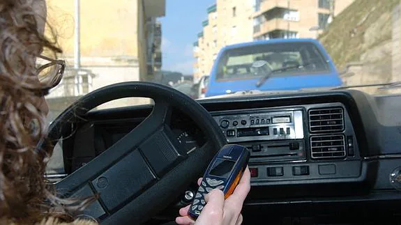 Un juez de Madrid anula una multa por conducir utilizando un teléfono móvil