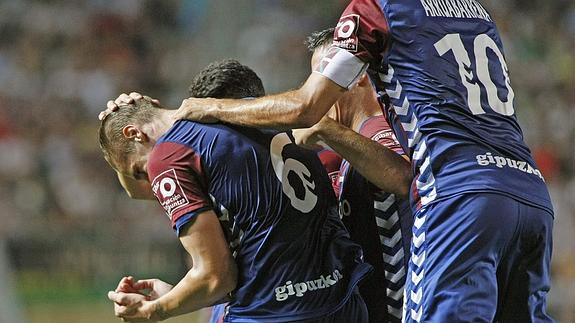 Albentosa (i), recibe la felicitación de sus compañeros tras marcar el segundo gol de su equipo