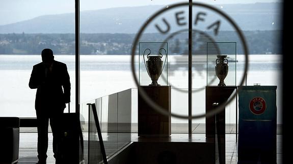 Un trabajador de la UEFA en la sede de Nyon junto al lago Leman. 