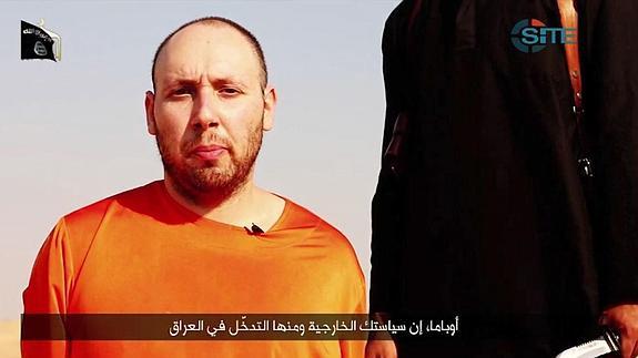 Imágenes de un video del grupo yihadista Estado Islámico (EI), donde un militante yihadista amenaza con asesinar a Steven Sotloff