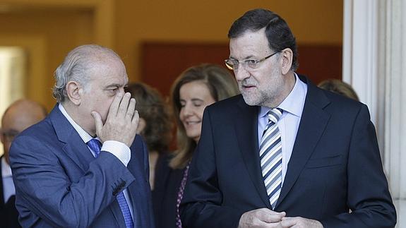 Mariano Rajoy conversa con el ministro de Interior.