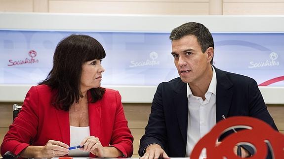 Micaela Navarro y Pedro Sánchez.