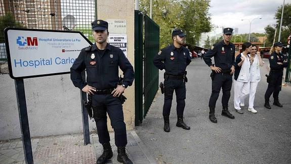 Protesta a las puertas del Carlos III 