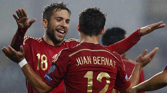 Alba (i) y Bernat celebran un gol. 