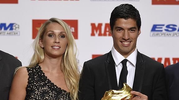 Suárez posa con el Balón de Oro y su mujer. 