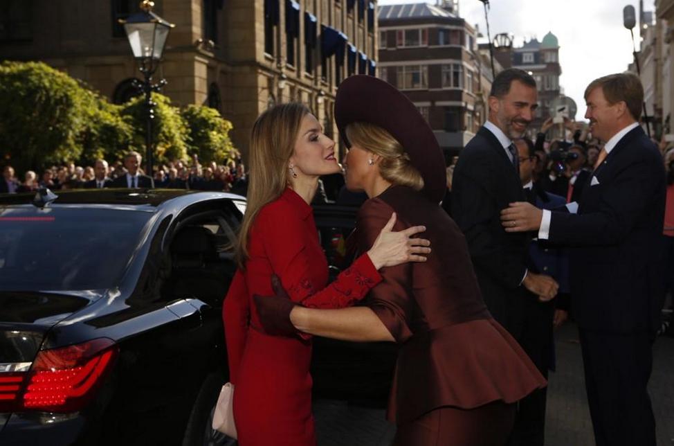 Los Reyes Felipe y Letizia saludan a Guillermo Alejandro y Máxima de Holanda. 