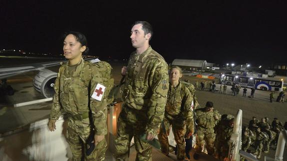 Militares británicos abordan un avión con destino a Sierra Leona. 