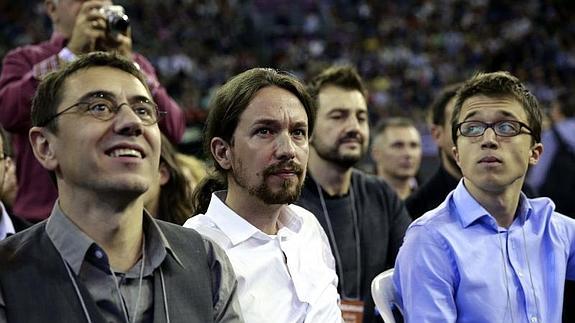 El líder de Podemos, Pablo Iglesias (c), junto a Juan Carlos Monedero (i) e Iñigo Errejón (d), en la Asamblea Ciudadana "Sí Se Puede" 
